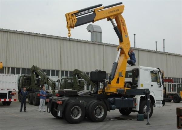 O caminhão do trator de SINOTRUK montou 12 toneladas hidráulicas do guindaste 6X4 LHD 336HP XCMG Crane