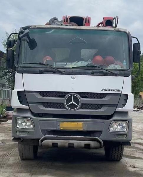 Pompes montées sur un camion de 63 m Pompes à béton rouges pour les grands projets de construction