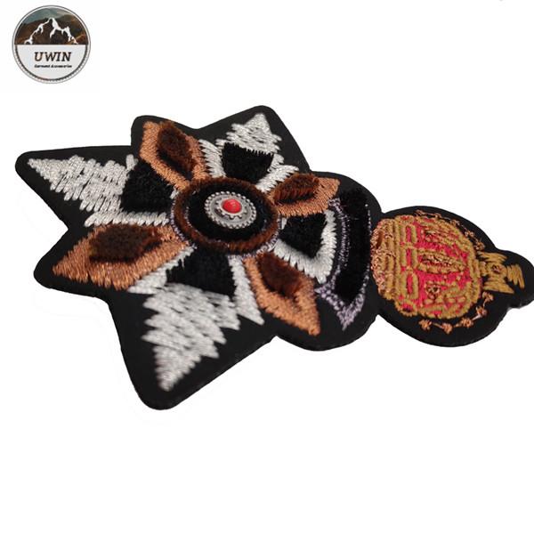 Delicate Elegant 3D Embroidery Patches Custom Shape With India Slik / Metal Material
