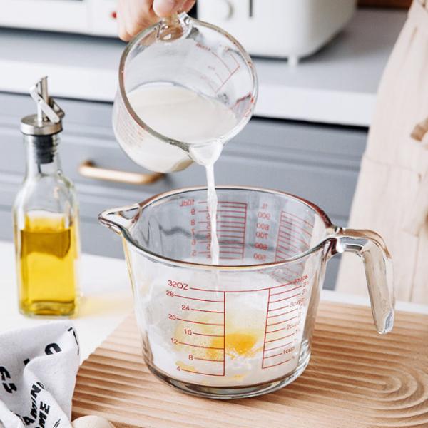 Copo de medição de vidro de cozimento da cozinha com gráficos vermelhos micro-ondas e forno