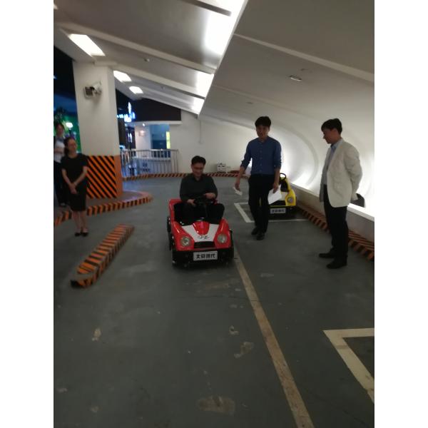 Auto de escuela de conducción para niños con cinturón de seguridad y mando a distancia