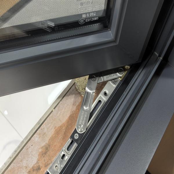 Fenêtre en verre trempé en alliage d'aluminium de qualité supérieure résistant aux intempéries pour maisons et bureaux avec matériel original SKATE
