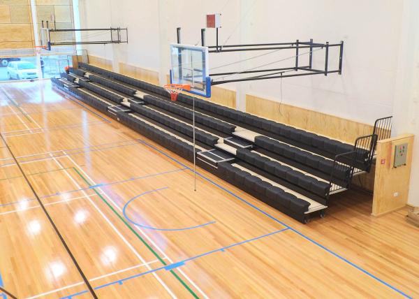 Bancada dobrável da corte do esporte que assenta a letra opcional material da fileira do HDPE da cadeira