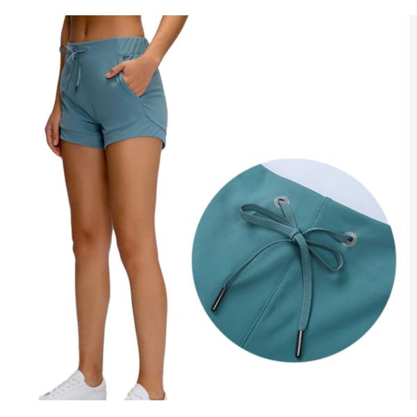 Le fonctionnement de la forme physique des femmes court-circuite des shorts élev