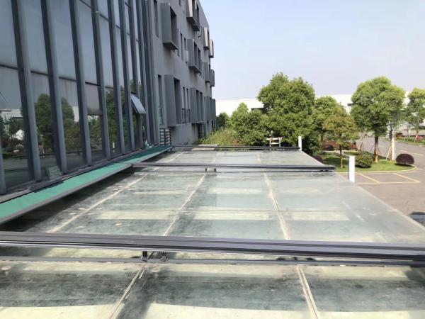 Résistant à l'eau et à l'écran solaire au toit rétractable