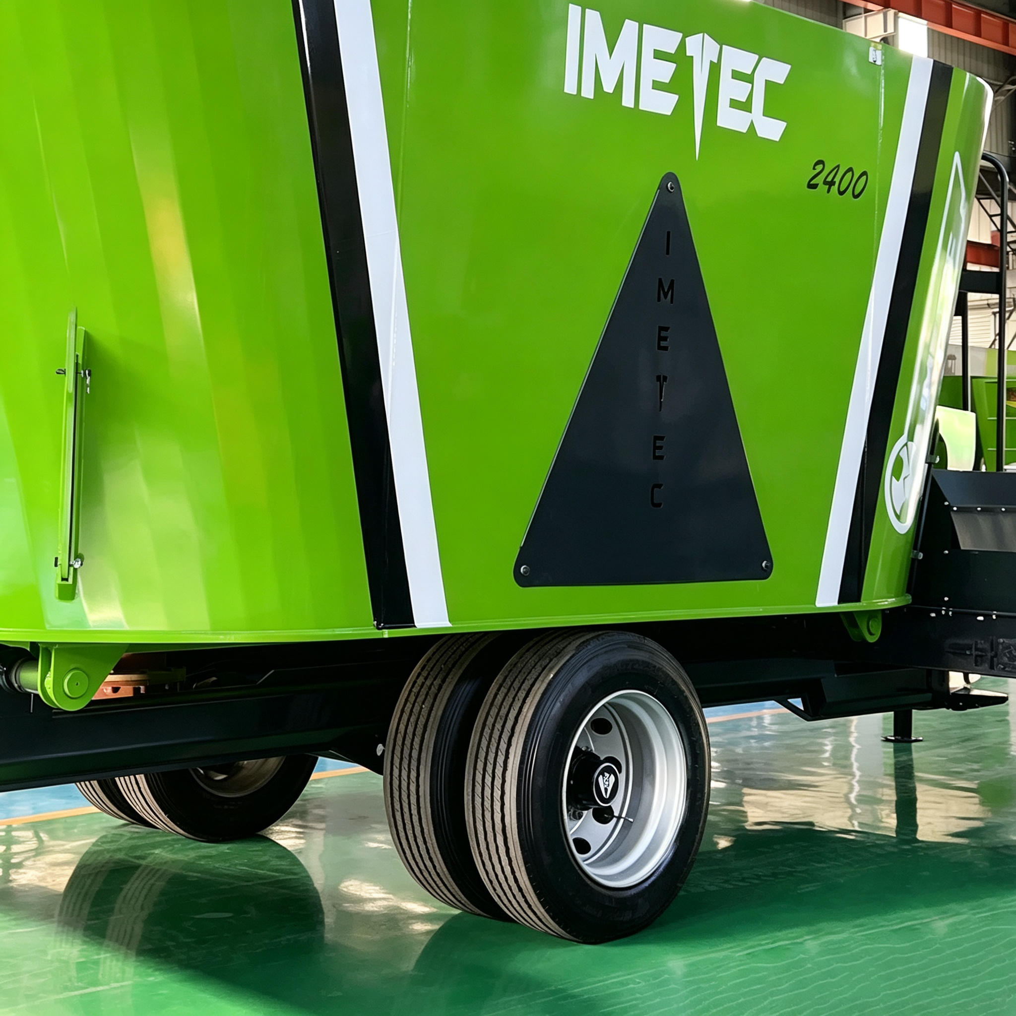Electric Vertical Auger TMR Feed Mixer Manganese Steel Blade For Forage Cutting