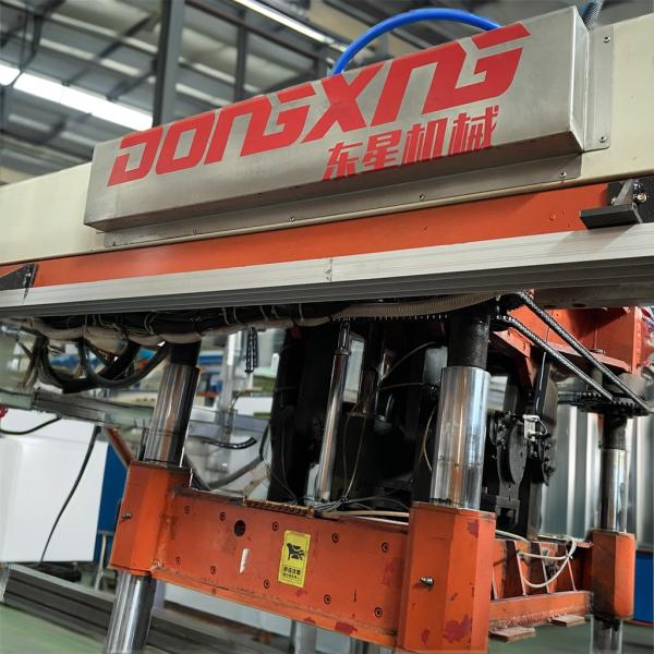 Использованные коробки для пиццы и плодовые подносы для изготовления индивидуальных пластиковых изделий