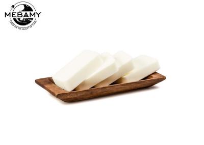 A barra contínua reconfortante do sabão do champô feito a mão contém proteínas para o cabelo/pele
