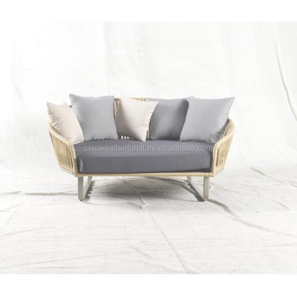 Le canapé de jardin de design moderne en rotin et en aluminium est conçu pour la détente en plein air.