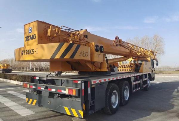 Une grue d'occasion de 25 tonnes à bas prix en bon état.
