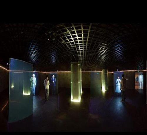 Holographic Projection Film Display For Advertising Window TV Spectaculars celebrity keynote addresses and fashion show