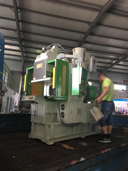 Máquina de moldeo por inyección de plástico estándar vertical para toma de corriente eléctrica