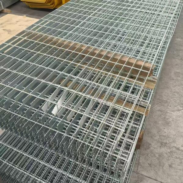 Corrosion-Resistant Serrated Industrial Steel Grating with Ventilation Features