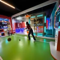 複数のプレイヤーのボールゲームで,プレイヤーはターゲットに打つことで互いに競争する.