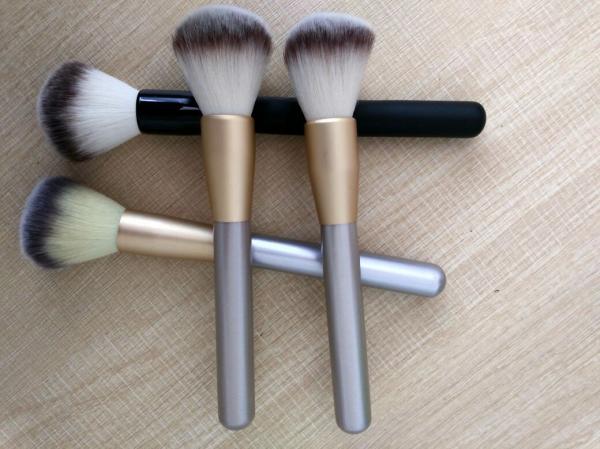 New Popular Cosmetic Tool Black  Handle Makeup Powder Brush With Aluminium Ferrule