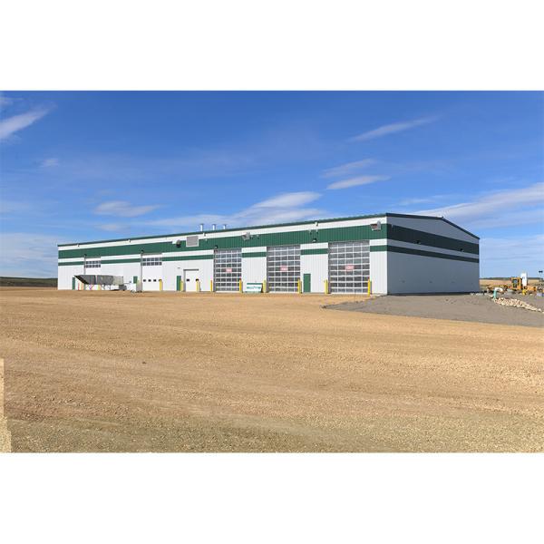 Bâtiment d'atelier industriel préfabriqué avec bardage métallique et structure en acier galvanisé