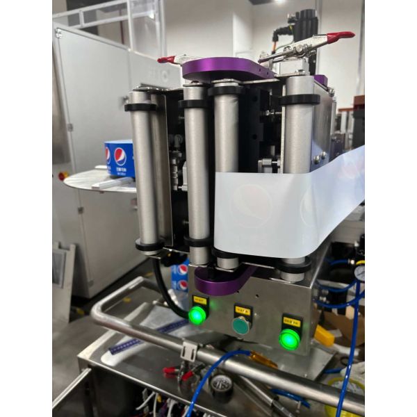 Durable Hot Melt Glue Labeling Machine Adjustable Drum Fits Various Round Containers