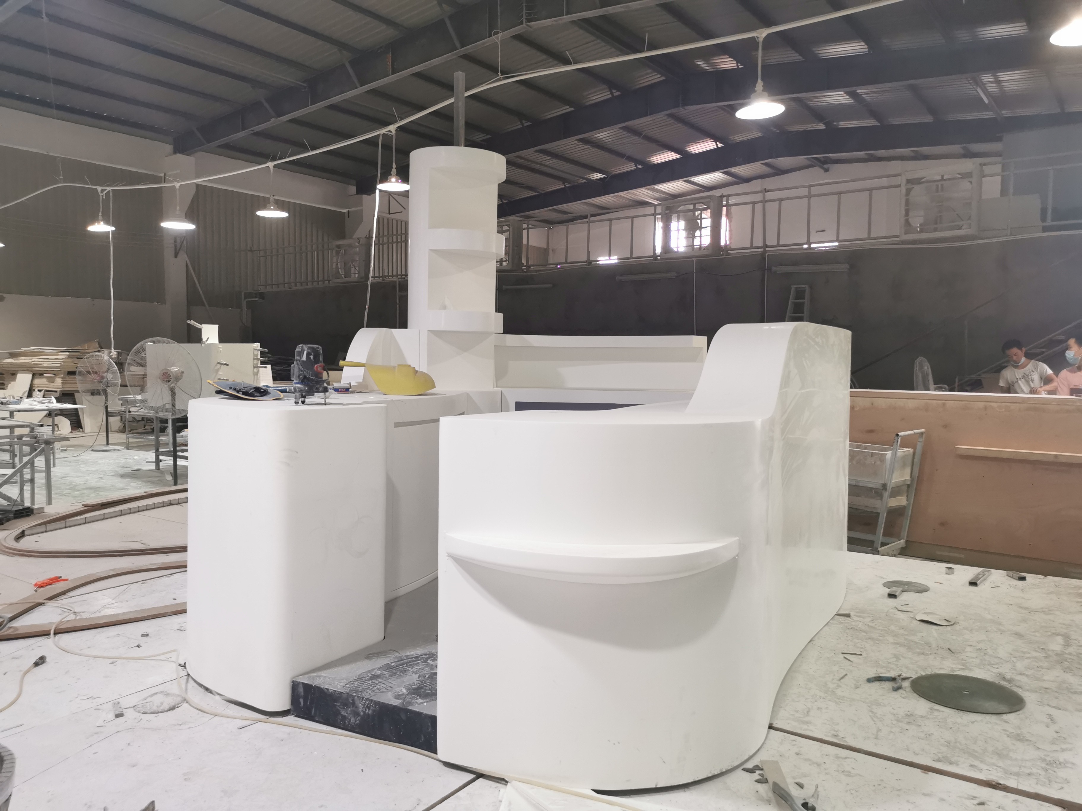 Приемная аэропорта Corian камня счетчика фронта современная белая большая искусственная