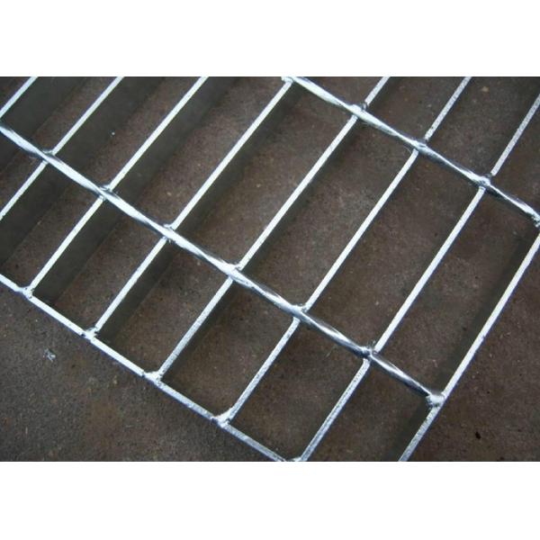 Сваривая сверхмощная стальная решетка, стальные проступи лестницы скрежеща сырье