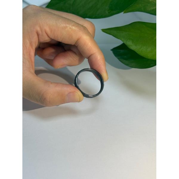 Banda de bodas de titanio mate de grabado personalizado sin desvanecimiento Banda de bodas de zirconio negro