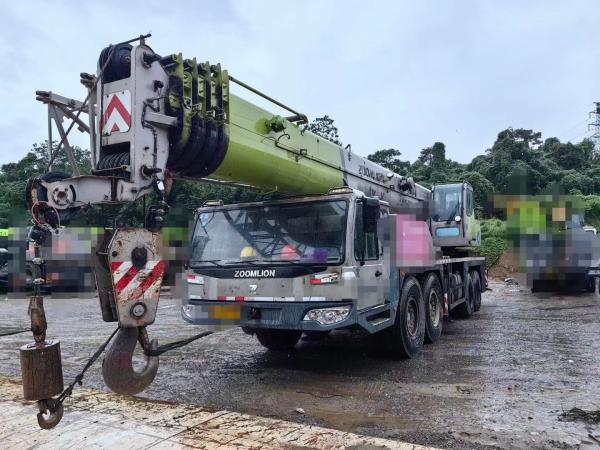 Cran de camion mobile Zoomlion 80 tonnes Hauteur maximale de levage 40m pour le dédouanement des stocks