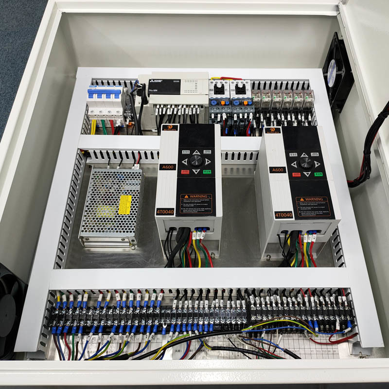 Транспортер нержавеющей стали 304 управлением PLC изогнутый для материалов пропуска