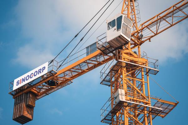 Maquinaria de construcción grúa torre de 8 toneladas con jaula de escalada