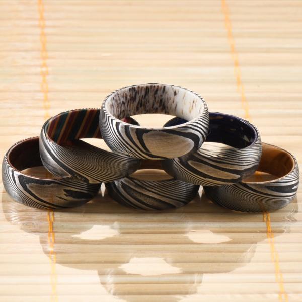 Anillo de boda de acero de Damasco con antellitas de venado real o incrustación de manga de madera