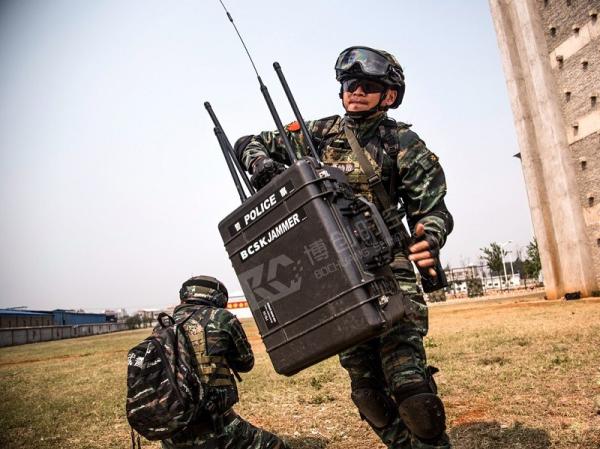 Pull rod box UAV driving equipment 433MHz / 915MHz / 1.2g/2.4g/5.8g multi band UAV jammer 500-1500m drives away UAV
