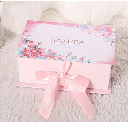 Повторно использованный младенец логотипа материалов изготовленный на заказ одевает коробки подарочной коробки установленные упаковывая с лентой