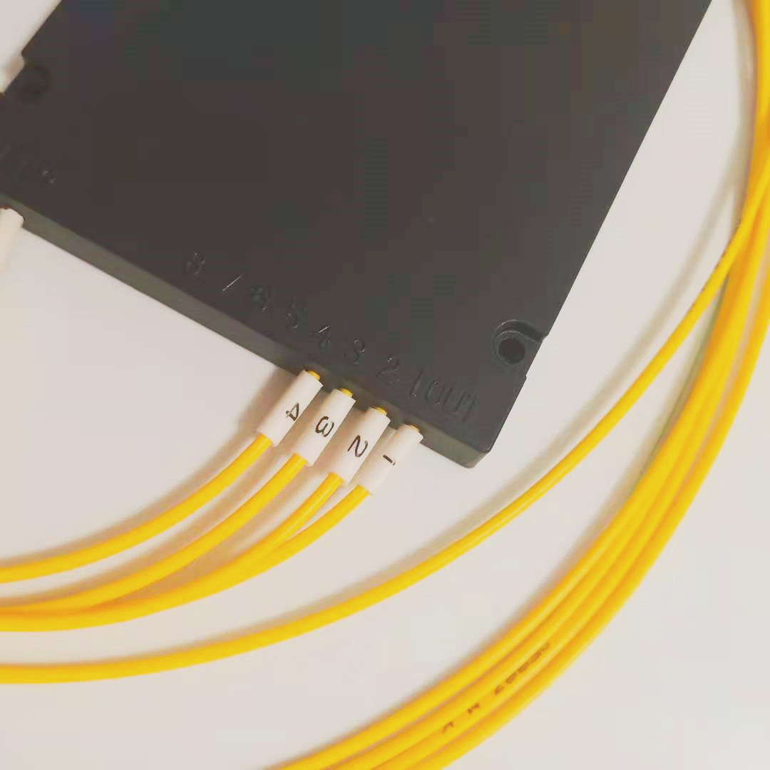 ABS кладут тип в коробку Splitter PLC оптического волокна 1x4 одиночного режима без соединителя
