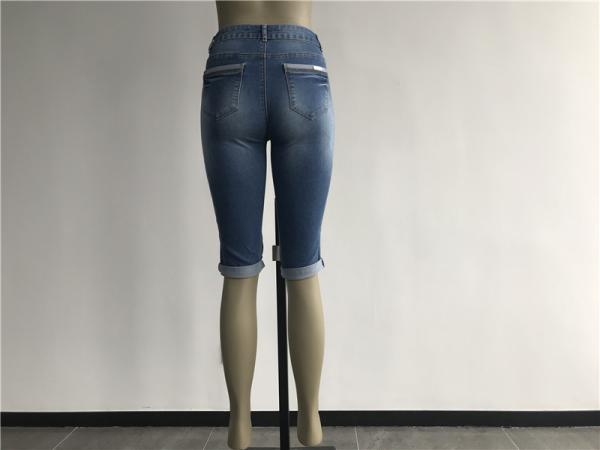 Medium Wash Pull On Denim Jeans , Womens Bermuda Jeans With Soft Gold Trims TW81108
