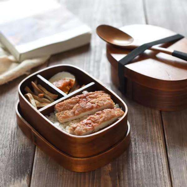 Des employés de bureau japonais créatifs, une boîte à lunch pratique, une boîte à sushi en bois, une boîte à bento