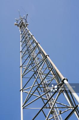 O mergulho quente galvanizou a torre da construção de aço das telecomunicações Q235