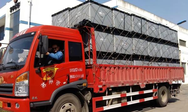 Contenedor de paletas de plástico personalizable para el transporte y almacenamiento de piezas de automóviles