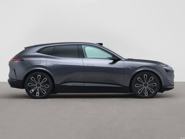 Changan Avatr 07 is a new high-end brand jointly created by CATL, Huawei, and Chang'an Automobile. It offers both hybrid and all-electric versions, making it the most cost-effective intelligent drivin