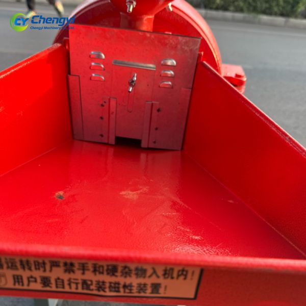 Steel Crusher Grinder 100-150kg/h Capacity Durable Grain Feed Grinder Multifunctional Processing