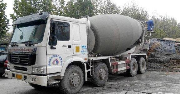 HOWO 9cbm Concrete Mixer Truck 371 HP With Eton Mixer Pump White