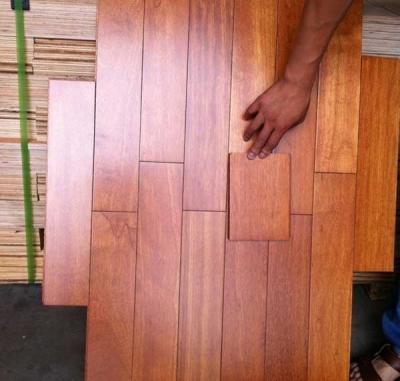 Plancher solide de bois dur de Kempass, couleur naturelle et surface brillante