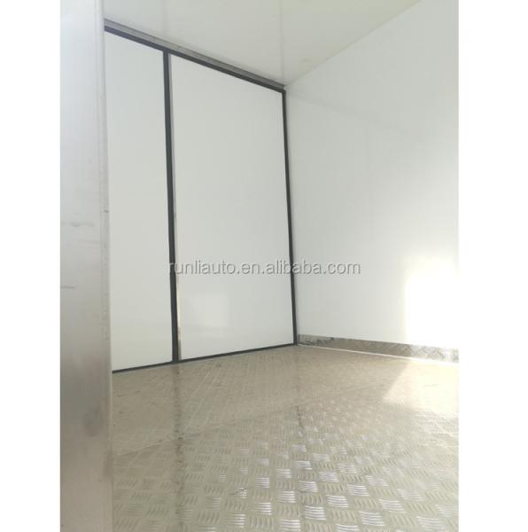 Dongfeng 4X2 5000 Kg Refrigerated Box Truck , Reefer Delivery Truck 99km/h Max Speed