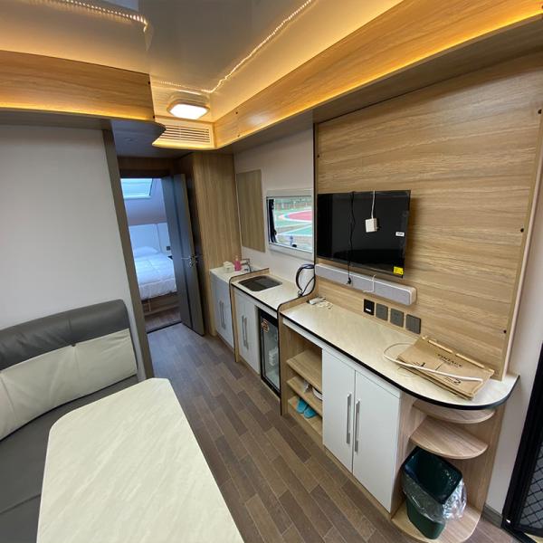 Toilettes, salle de bains, caravanes de voyage en plein air, camping-cars en plein air avec toilettes, salle de douche