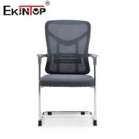 Silla de oficina de estilo moderno con malla y reposabrazos