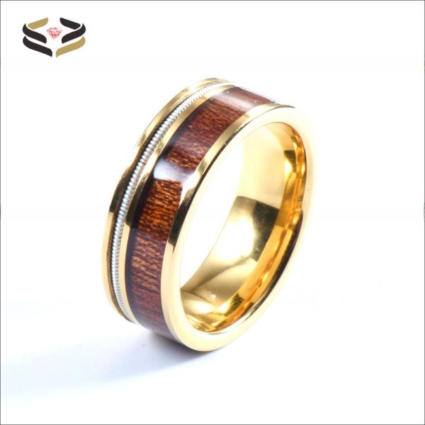 Anillo de carburo de tungsteno dorado plano para hombre con incrustaciones de madera de Koa y cuerda de guitarra de 8 mm para fiesta