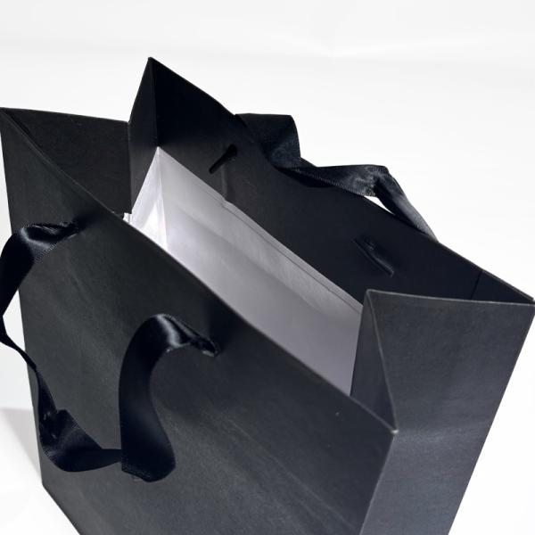 Bolsa de papel kraft hecha a mano personalizada para compras de ropa, cinta de lujo con asa para embalaje minorista