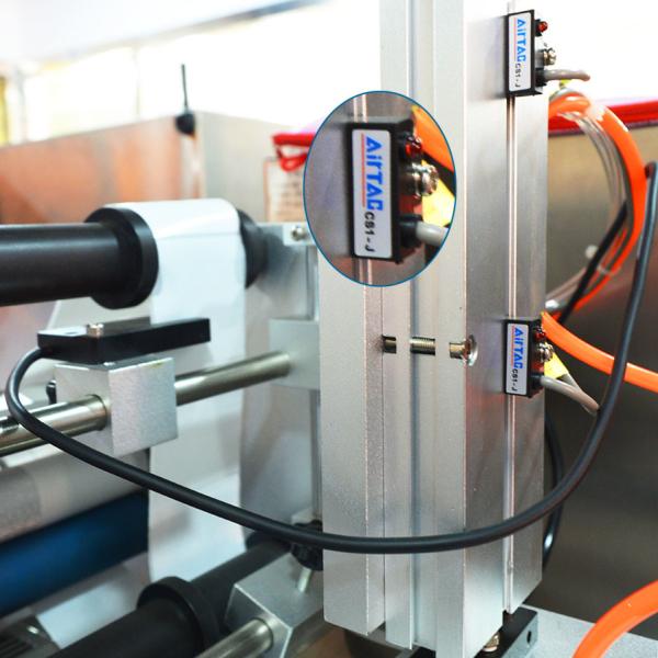 PLC Semi Automatic Round Bottle Labeling Machine 100W High Precision