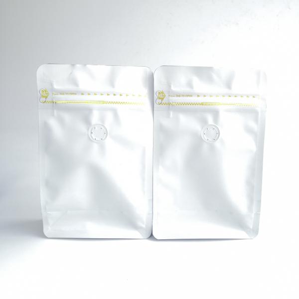 Sac réutilisable blanc mat adapté aux besoins du client du fond de quadruple de papier d'aluminium de fermeture éclair de sac de café de fond plat avec la valve