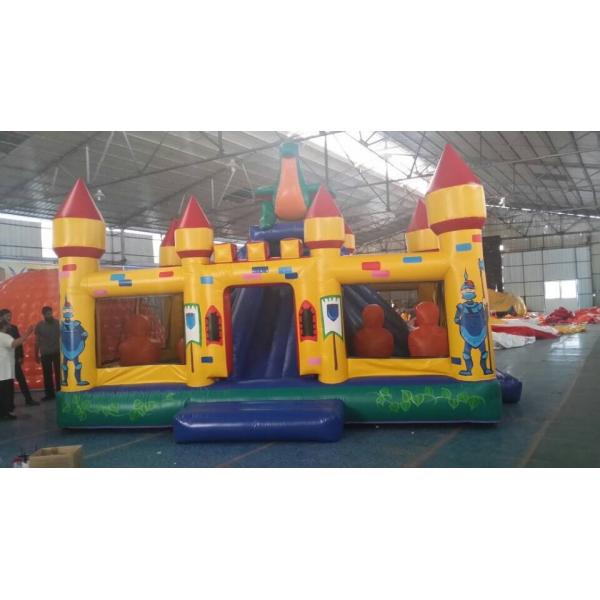 Рука крася замок хвастуна раздувной потехи парка атракционов скача