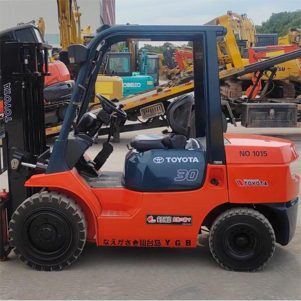 Diésel Toyota de segunda mano 3 toneladas elevadora elevadora estándar con mástil de contenedor