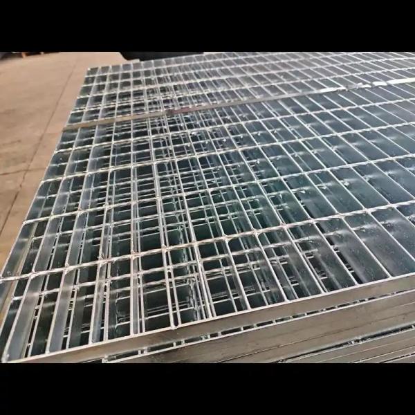 Hot-Dip Galvanized Prefab Steel Poultry Farm Building 50+ Years