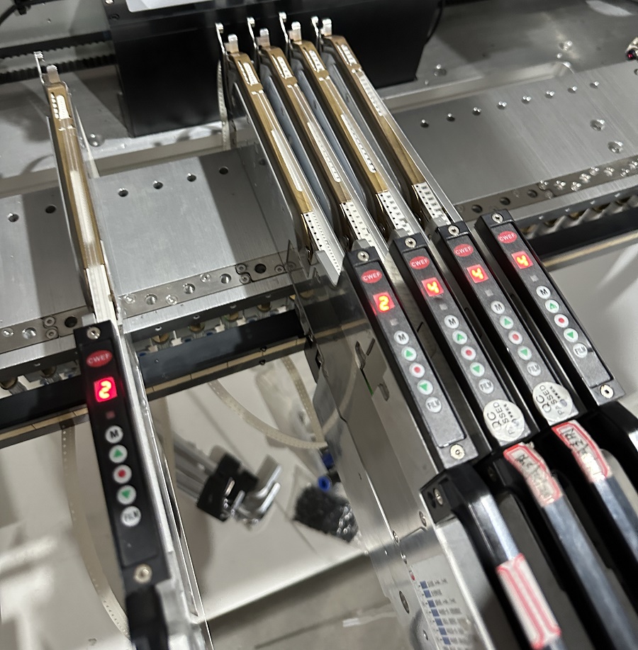 Автомобиль прокладывает рельсы меля машина CHM-751 Charmhigh собрания PCB винта 6 голов
